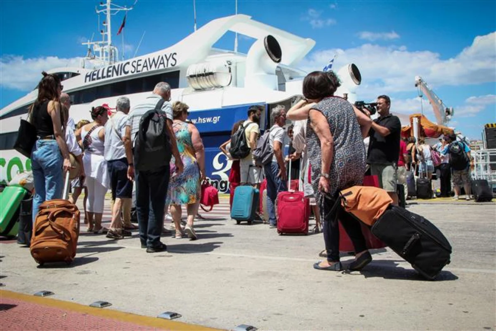 Αυξημένη η κίνηση στα λιμάνια ενόψει του Αγίου Πνεύματος – 17.071 επιβάτες αναχώρησαν χθες από τον Πειραιά