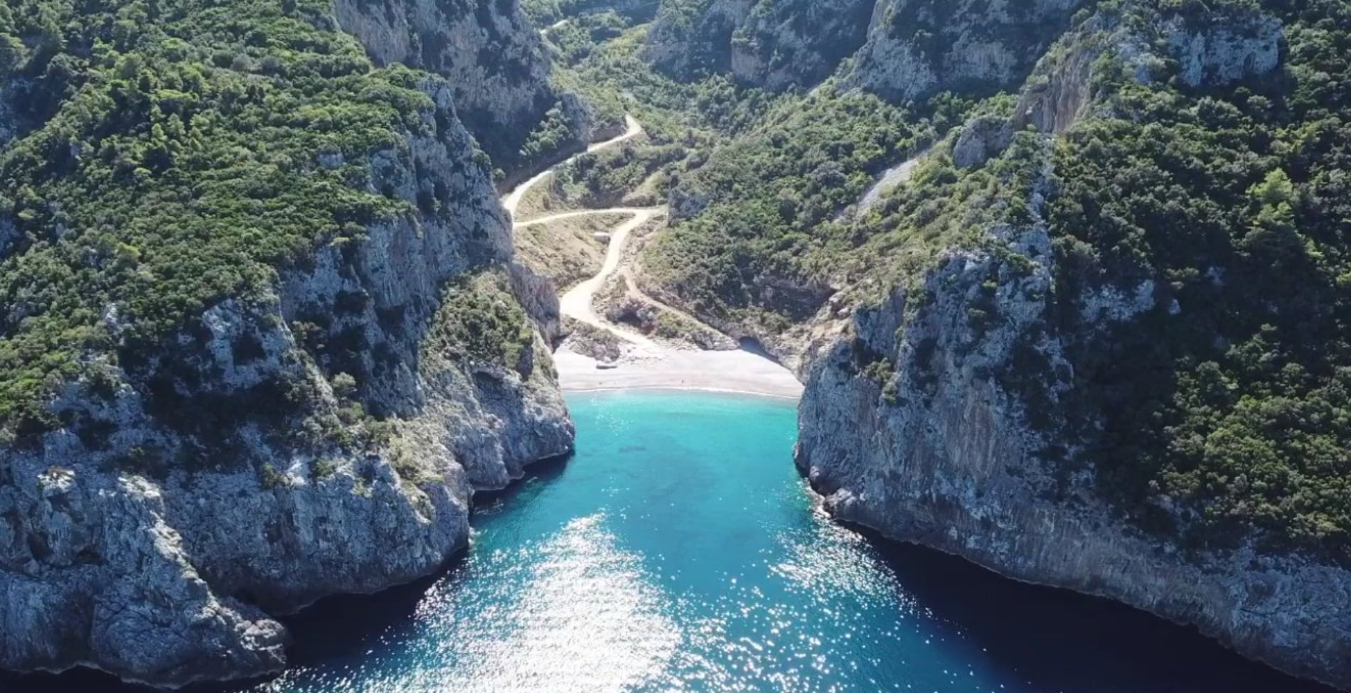 Εύβοια: Η τιρκουάζ παραλία Βύθουρη με το σπάνιο φαινόμενο