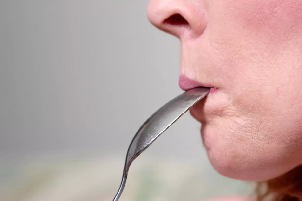 Αλμυρή γεύση στο στόμα: Ποια είναι τα προβλήματα που συνήθως ευθύνονται;