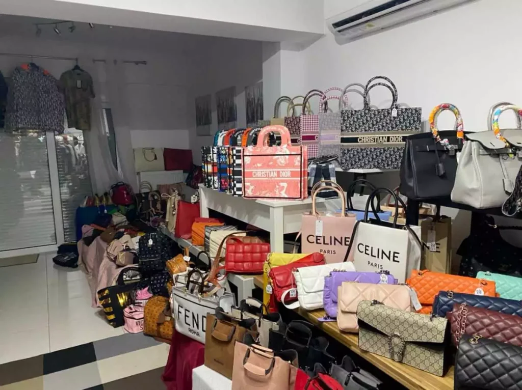 Γέμισε η αγορά με μαϊμού καλλυντικά και αρώματα – Τι μπορεί να πάθουν οι ανυποψίαστοι καταναλωτές