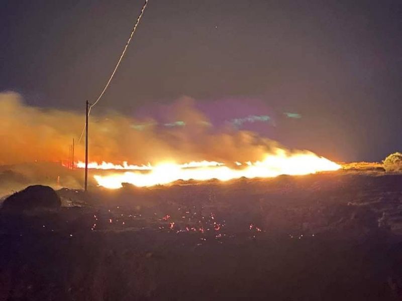 Πάρος: Φωτιά τώρα στην περιοχή του Μώλου (βίντεο)