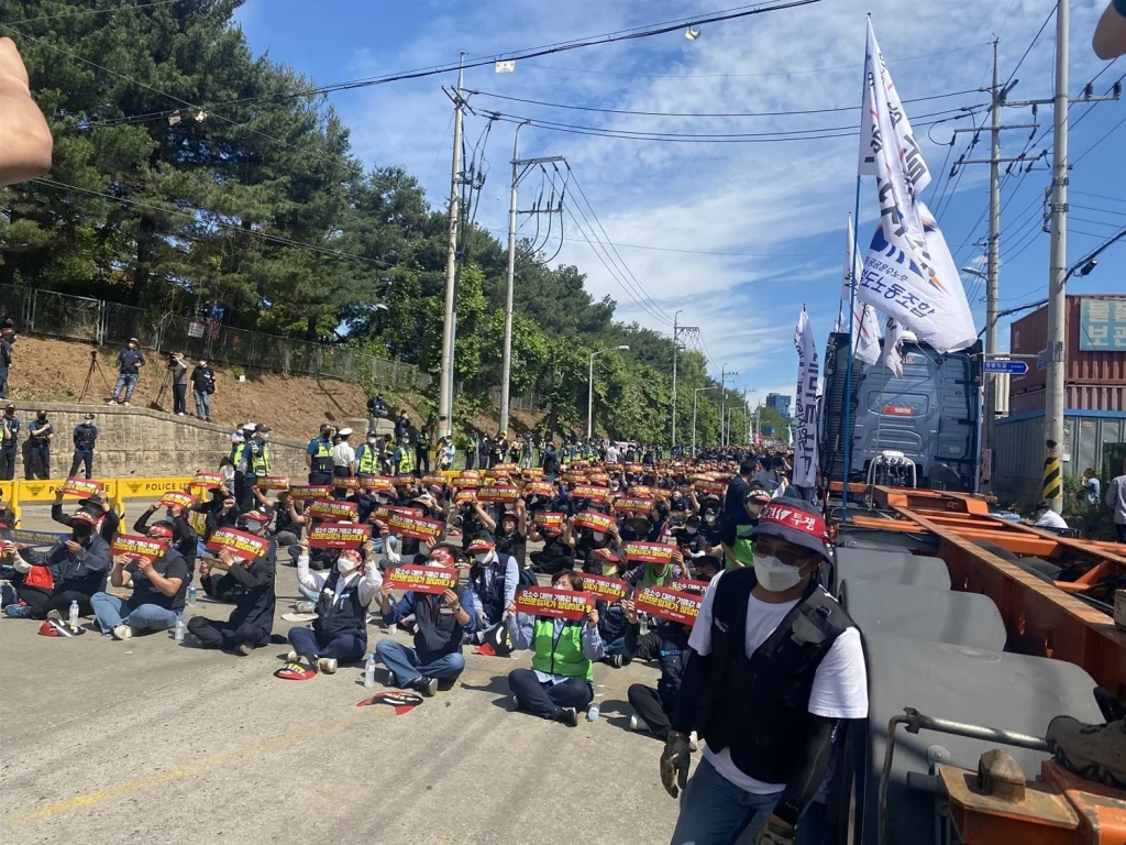Νότια Κορέα: Η απεργία των οδηγών φορτηγών φέρνει ζημιές 1,24 δισ. δολαρίων στη βιομηχανία