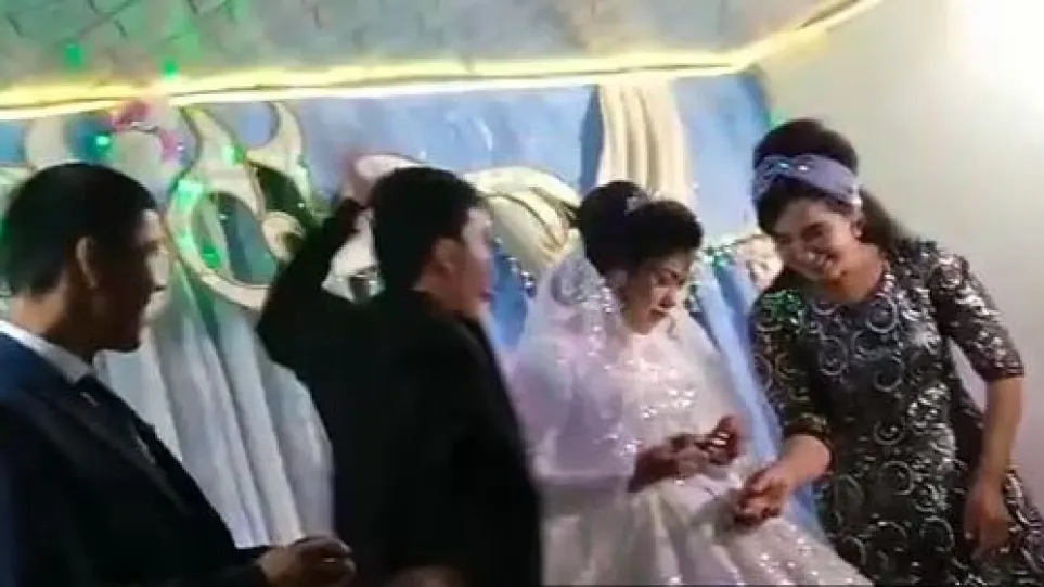 Ουζμπεκιστάν: Γαμπρός χτύπησε τη νύφη σε γάμο επειδή… τον νίκησε σε παιχνίδι