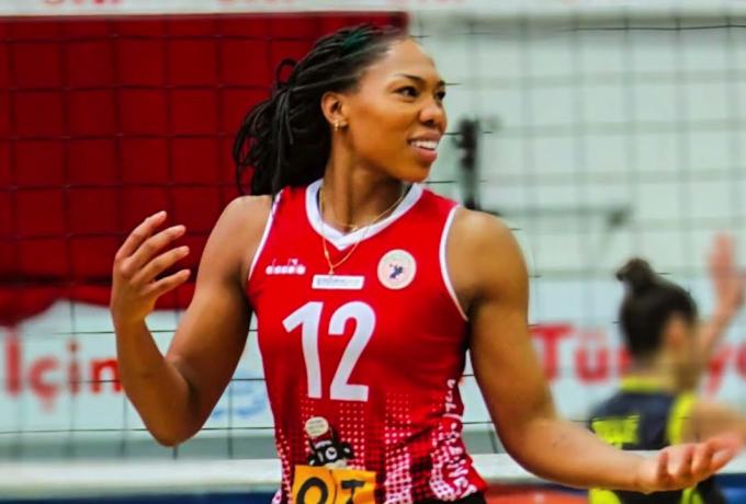 Η νέα βολεϊμπολίστρια του Ολυμπιακού «έριξε» το Instagram με καυτή πόζα και το ποτήρι της να καλύπτει τα «απόκρυφα» σημεία