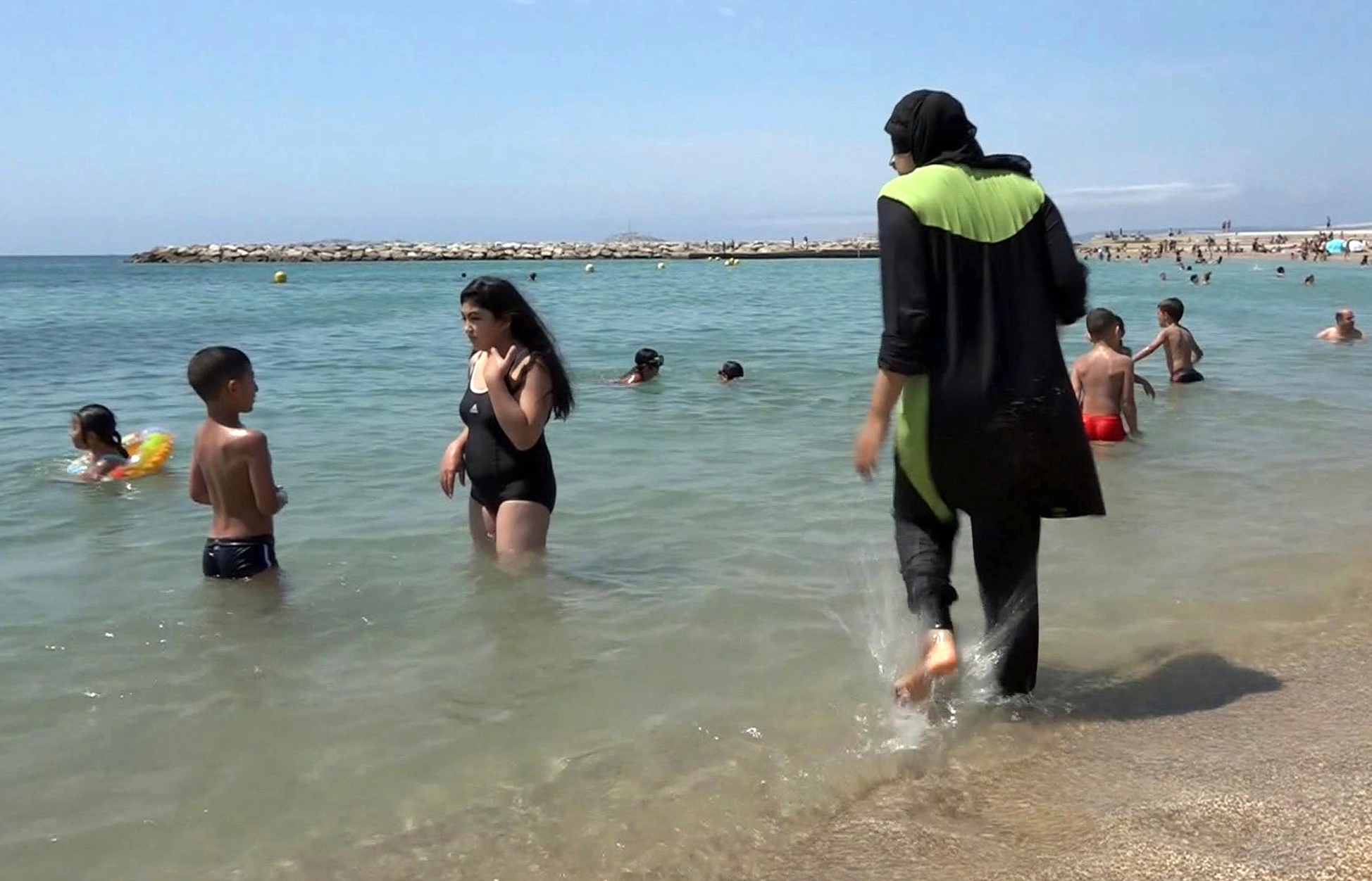 H γαλλική Δικαιοσύνη αποφασίζει  για το μουσουλμανικό γυναικείο μαγιό στις παραλίες