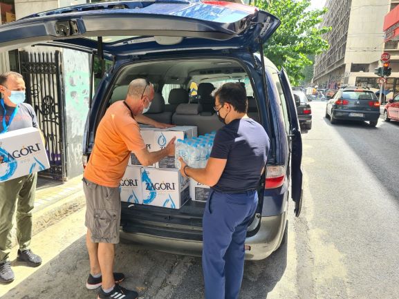 Γιατροί του Κόσμου: Δωρεάν μπουκάλια με νερό στους άστεγους για το καλοκαίρι