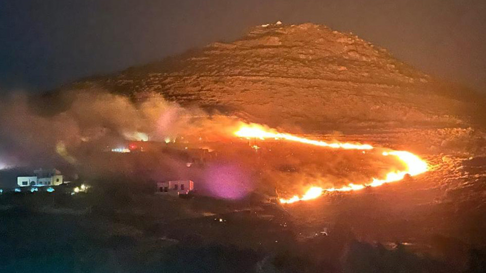 Σε ύφεση η φωτιά στην Πάρο – Απειλήθηκαν μοναστήρι και σπίτια