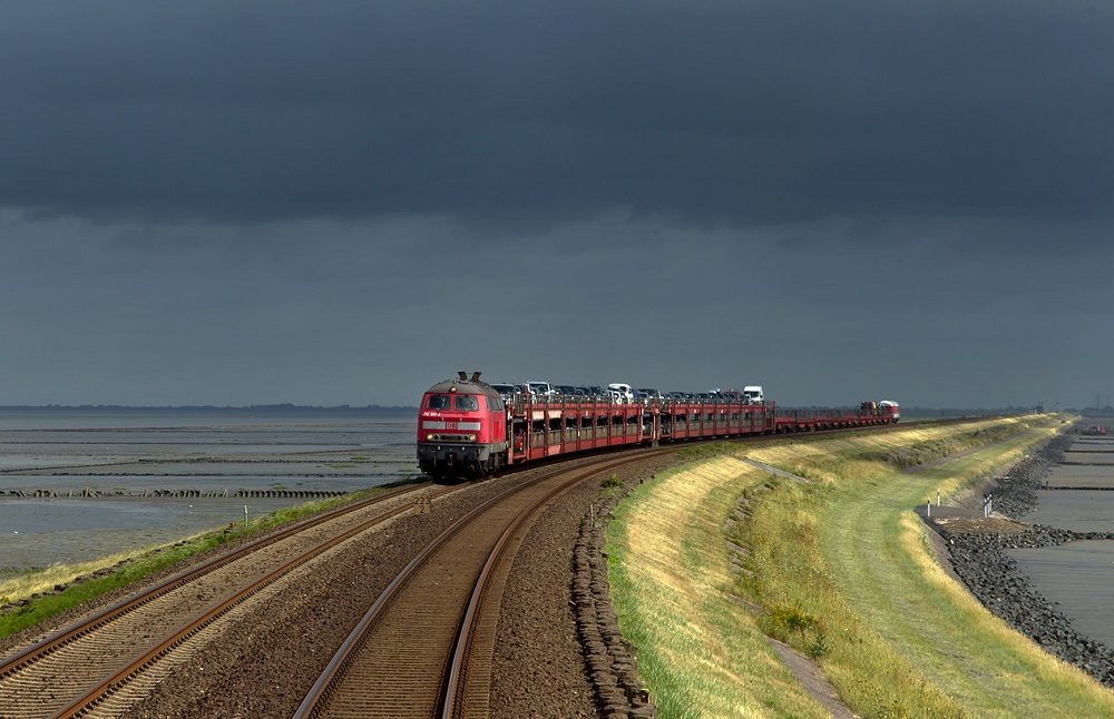 Δεν πάει ο νους σας: Τρένα περνούν μέσα από τα πιο περίεργα μέρη
