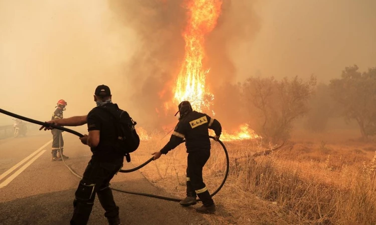 Συμβαίνει τώρα: Μεγάλη φωτιά στο Αλιβέρι στην Εύβοια