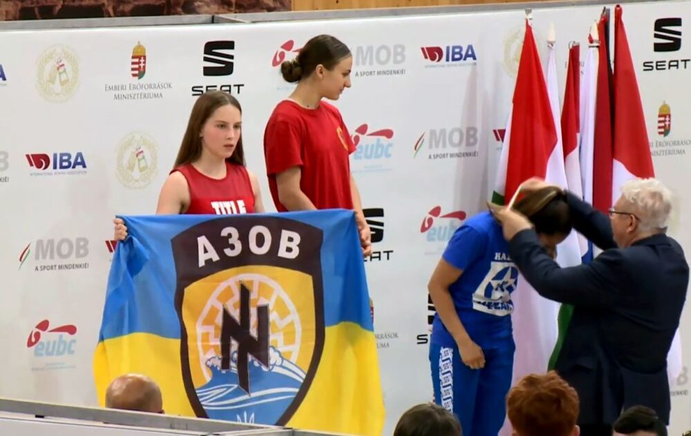 Υπάρχει ναζισμός στην Ουκρανία; – Μια νεαρή Ουκρανή αθλήτρια ύψωσε τη σημαία του Αζόφ στη Βουλγαρία (βίντεο)