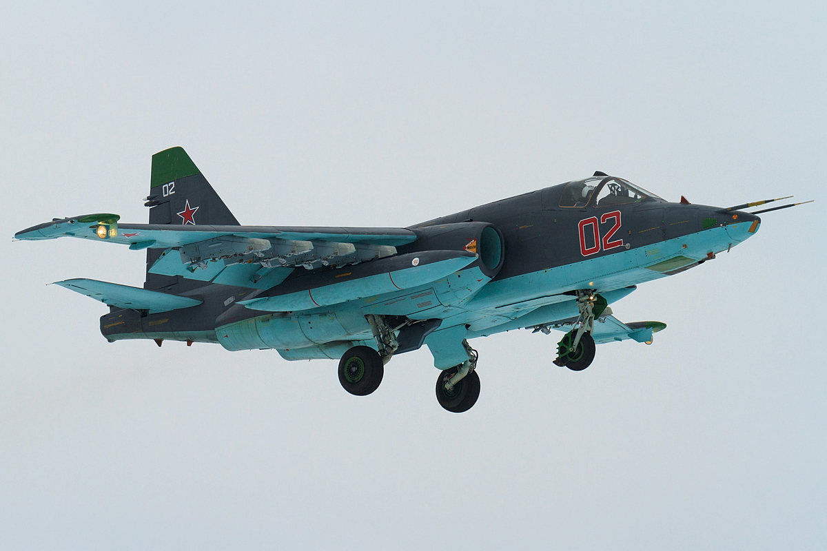 Tα ρωσικά Su-25 σε ρόλο «εναέριου πυροβολικού»