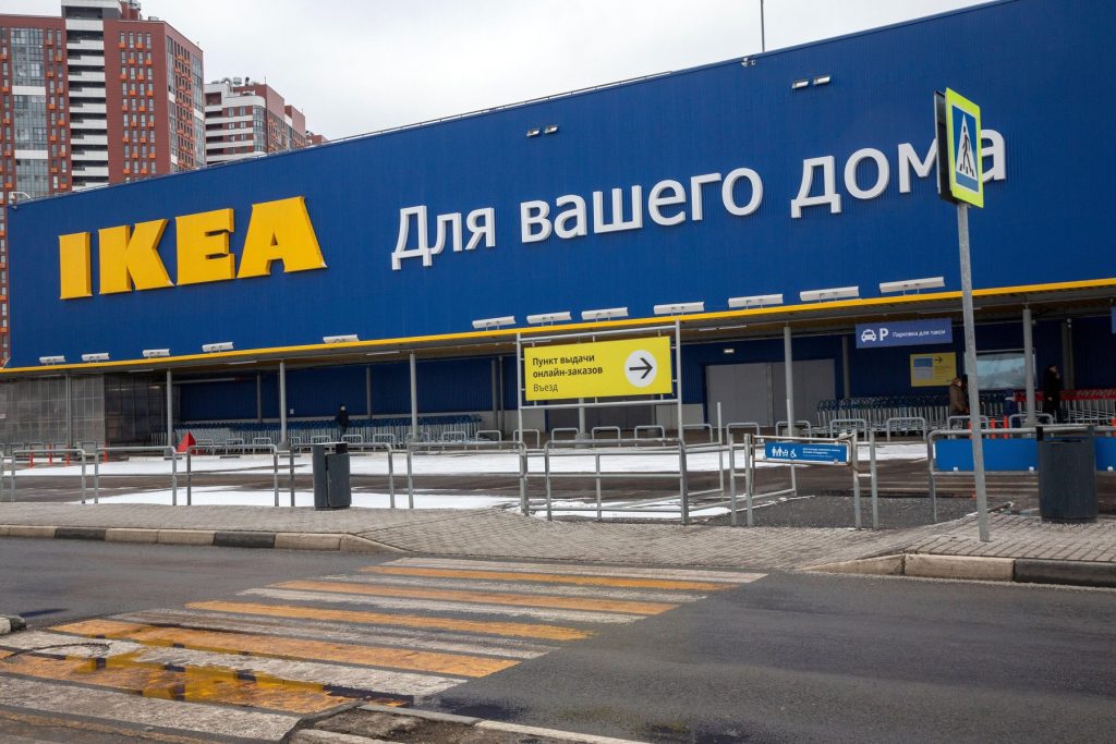 Ρωσία: Η ΙΚΕΑ ετοιμάζεται να κλείσει τα γραφεία της και βάζει πωλητήριο στα εργοστάσια της – «Κόβει» θέσεις εργασίας