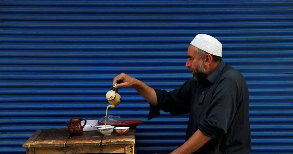 Πακιστάν: Υπουργός συστήνει στους πολίτες να πίνουν λιγότερο τσάι για να κάνουν οικονομία