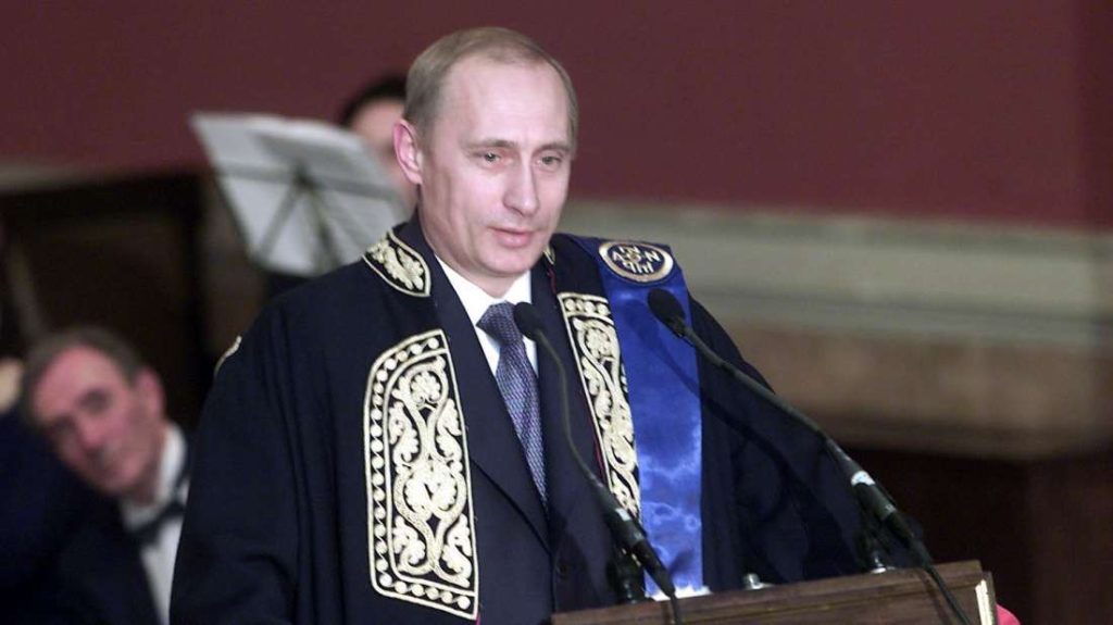 Β.Πούτιν: Το ΕΚΠΑ του αφαιρεί τον τίτλο του επίτιμου διδάκτορα που του απένειμε το 2001