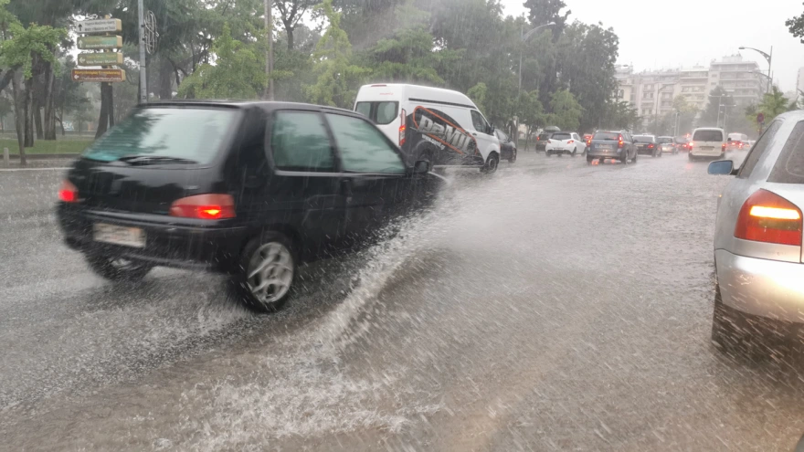«Άνοιξαν» οι ουρανοί στη Θεσσαλονίκη: Σε λιγότερο από δύο ώρες έβρεξε 1,5 φορά περισσότερο από όλο τον Ιούνιο!