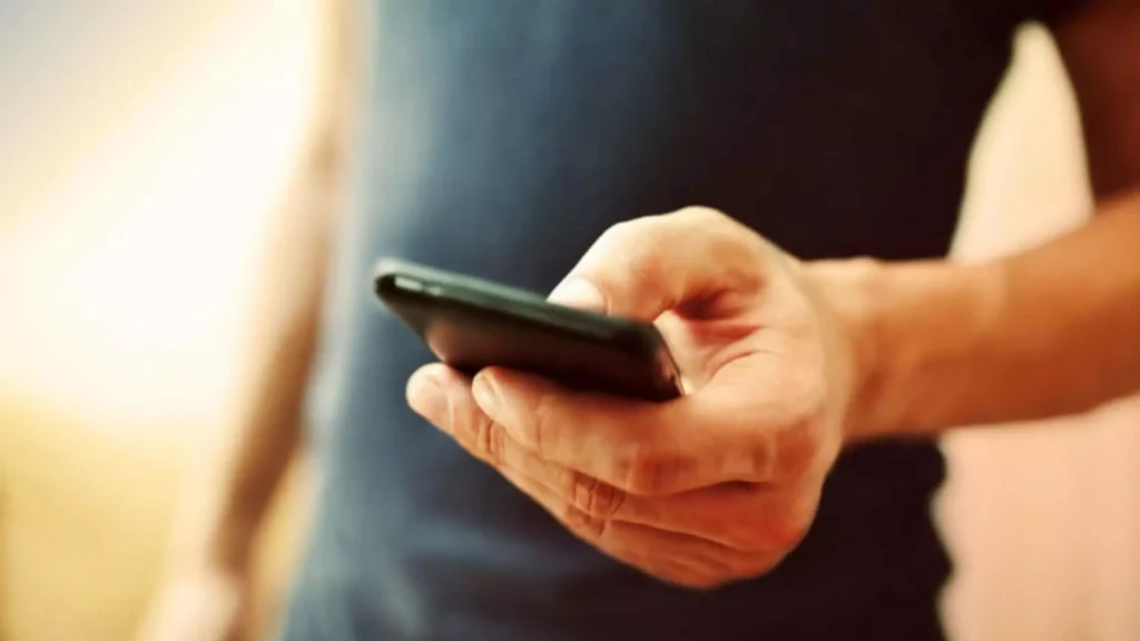 Μάθετε για πώς να μην πέσετε θύματα μιας νέας απάτης μέσω SMS: Παριστάνουν εταιρείες courier και αδειάζουν λογαριασμούς