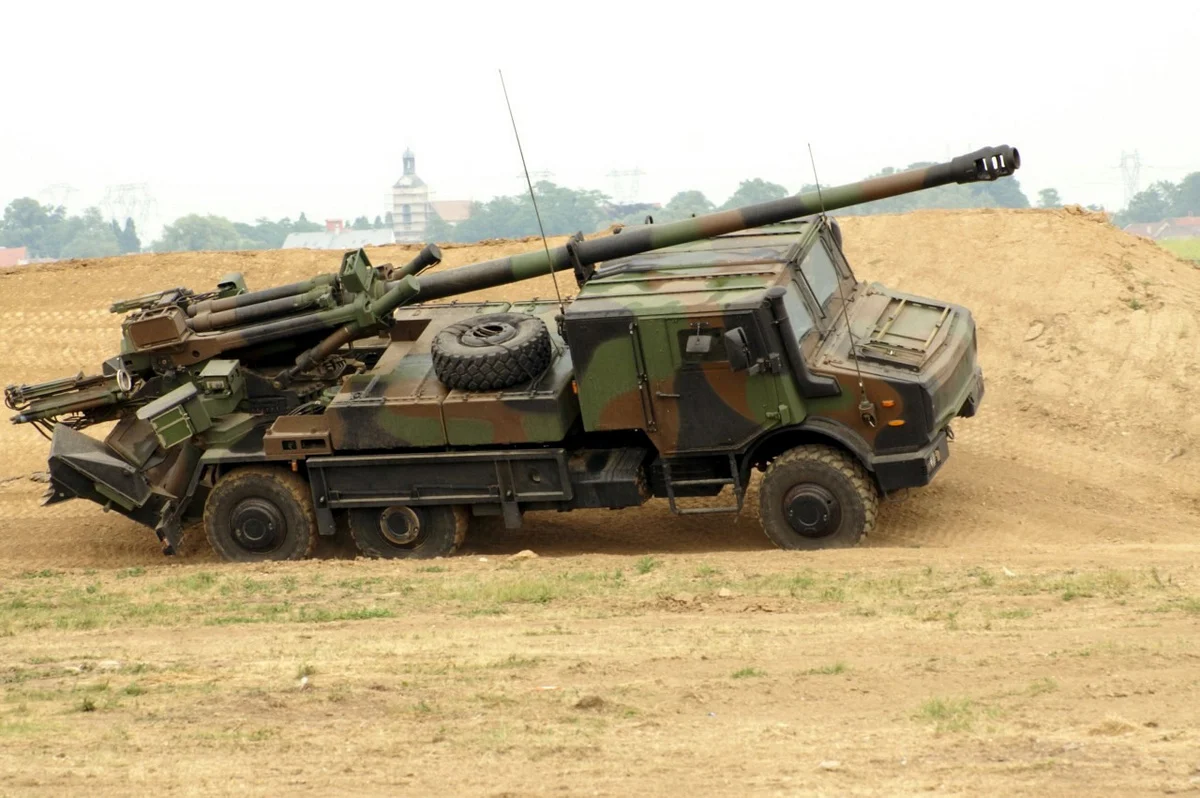 Ε.Μακρόν σε βιομηχανία Nexter: Επιταχύνετε επειγόντως την παραγωγή Α/Κ πυροβόλων CAESAR