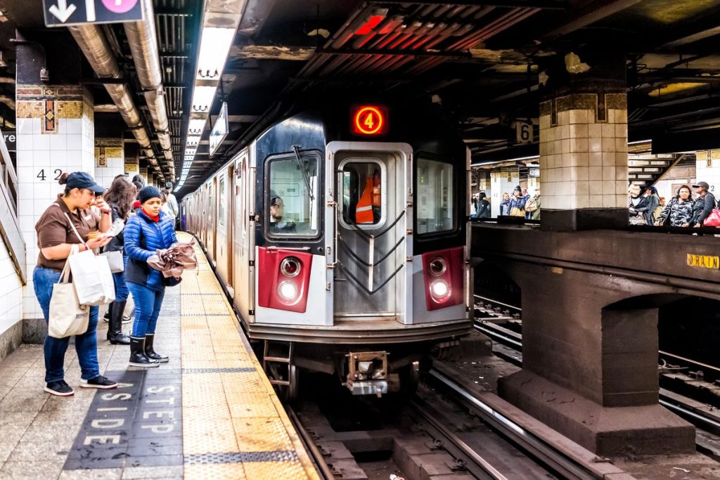 Νέα Υόρκη: Επιβάτης του μετρό έχασε τη ζωή του όταν πιάστηκε το ρούχο του στις πόρτες και γλίστρησε στις γραμμές