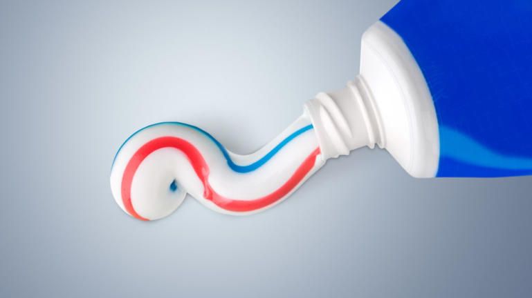 Δώστε προσοχή: Ποια συστατικά πρέπει να αποφεύγετε όταν αγοράζετε οδοντόκρεμα