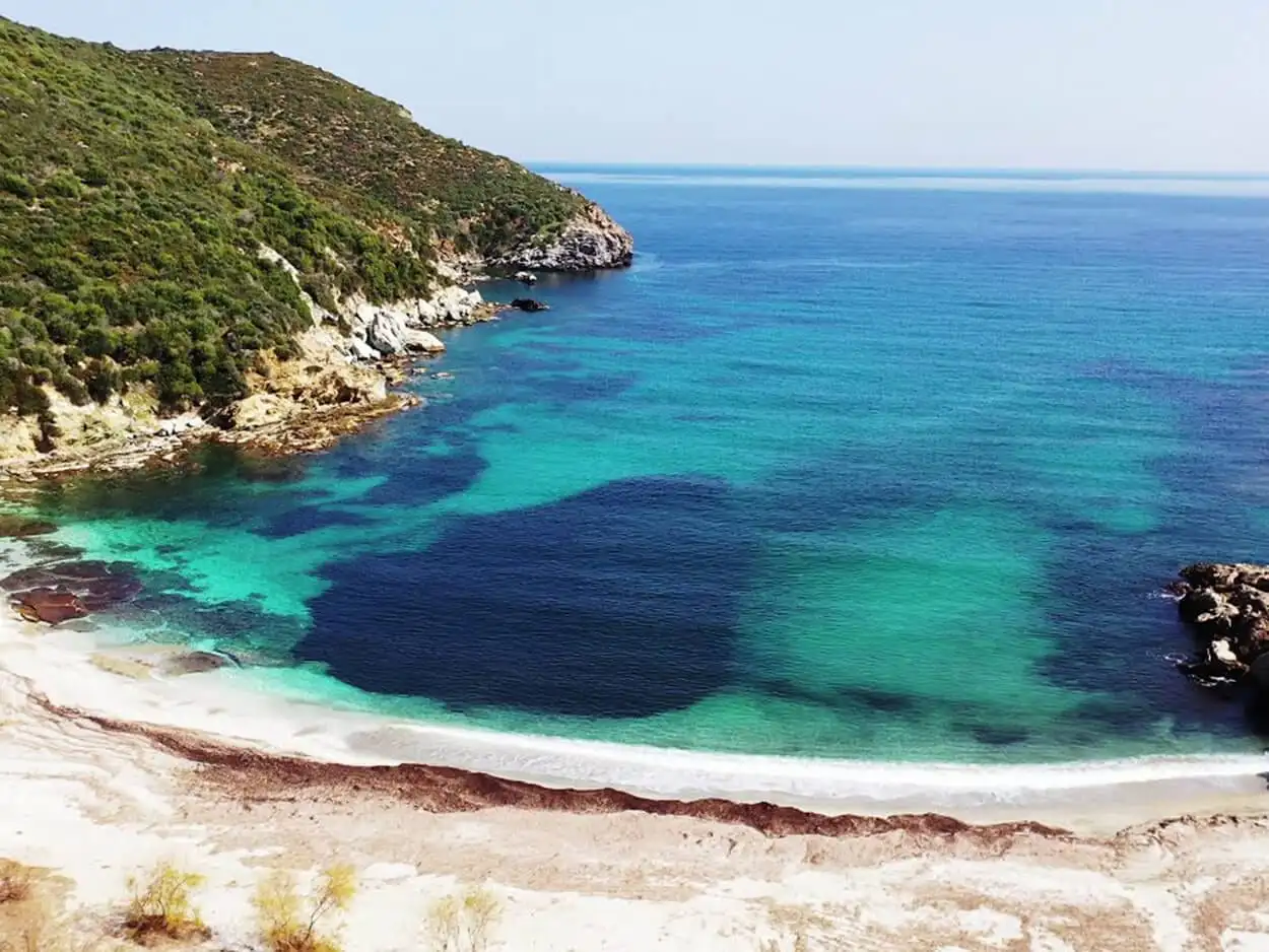 Μάγειρας: Ένας μικρός άγνωστος παράδεισος στην Εύβοια με σμαραγδένια νερά