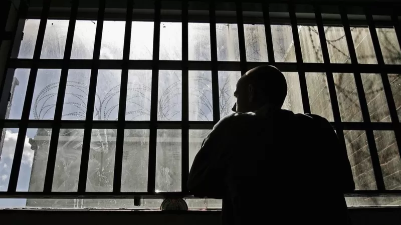 Δικαστικές Φυλακές Κορίνθου: Κρατούμενοι τραυμάτισαν σοβαρά σωφρονιστικό υπάλληλο