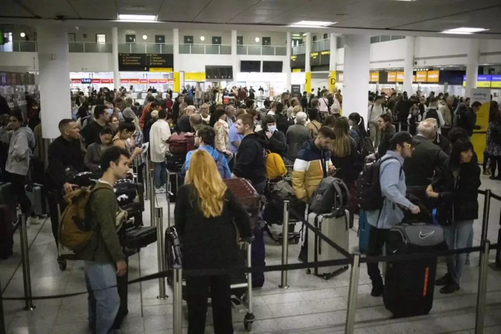 Βρετανία – Αεροδρόμιο Γκάτγουικ: Μειώνει τις καθημερινές πτήσεις μετά τι σκηνές χάους