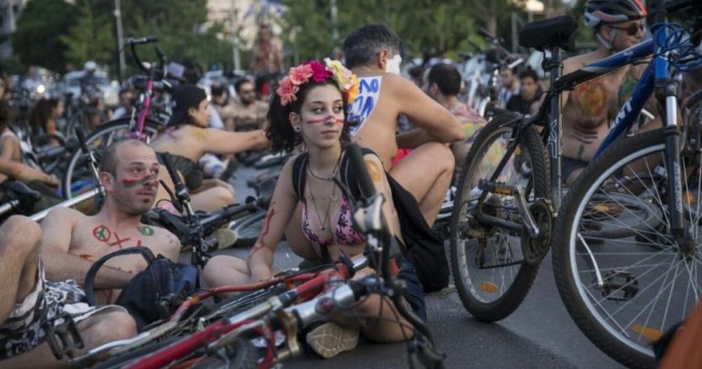 Θεσσαλονίκη: Γυμνή ποδηλατοδρομία στο κέντρο της πόλης (φώτο)
