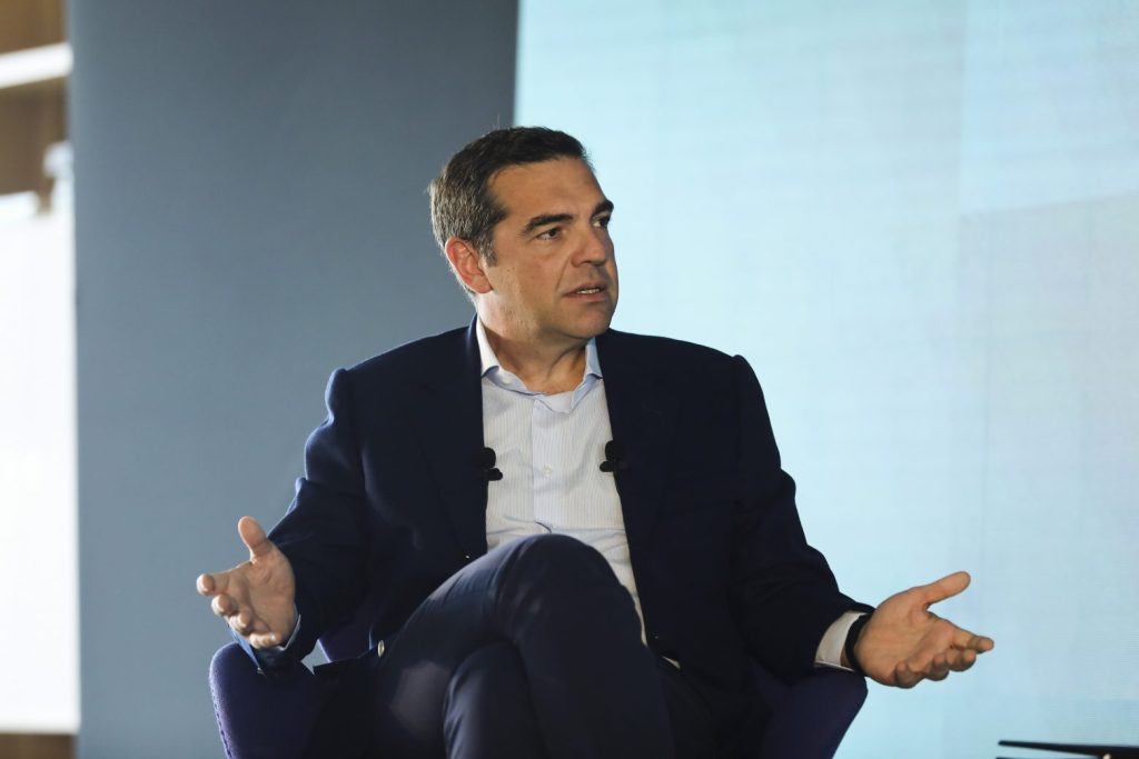 Ο Α.Τσίπρας δίνει σε φοιτητές τα χρήματα από τα βραβεία για τη Συμφωνία των Πρεσπών