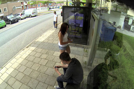 Ξεκαρδιστική φάρσα με photoshop σε στάση λεωφορείου (βίντεο)