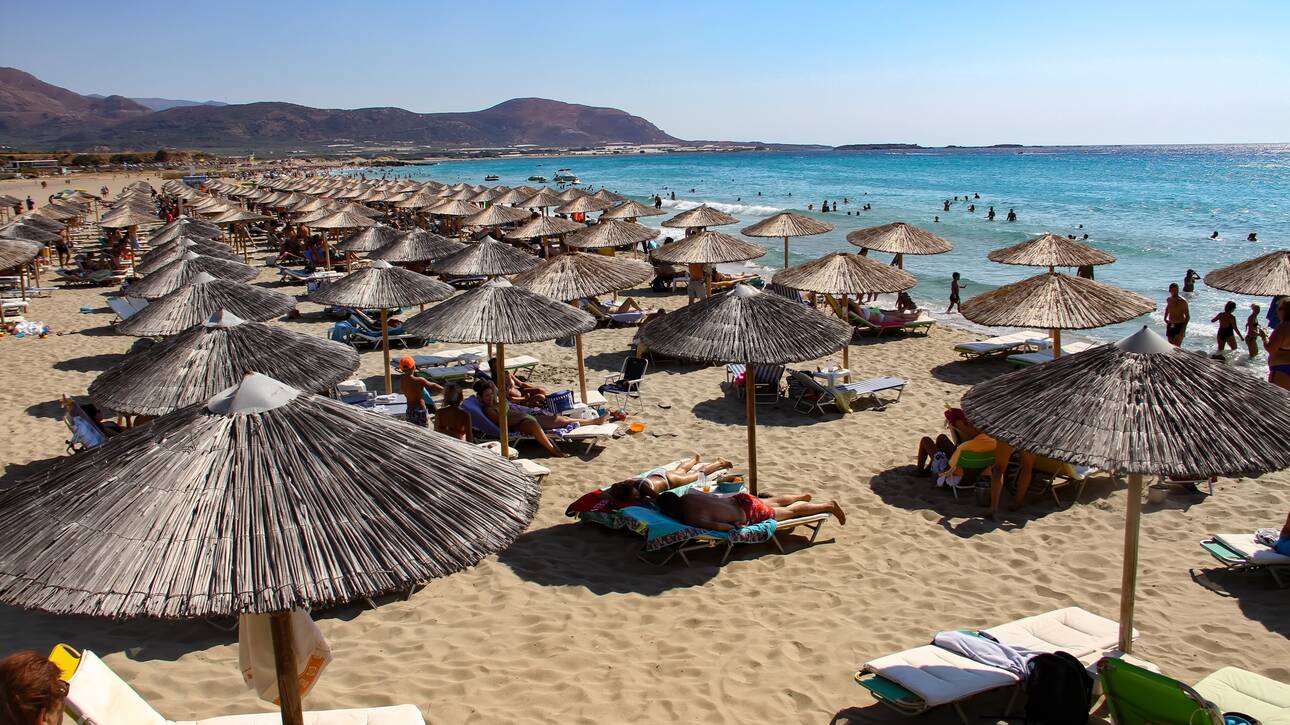 Εξωφρενικές οι τιμές στις παραλίες: Έως και 180 ευρώ για μια βουτιά δίπλα στη θάλασσα