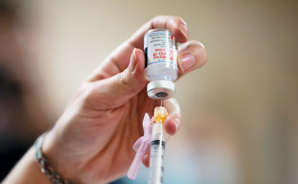 Κορονοϊός: Νέο εμβόλιο της Moderna «που προστατεύει απ’ όλες τις μεταλλάξεις» – Κι ο Θεός μαζί μας…