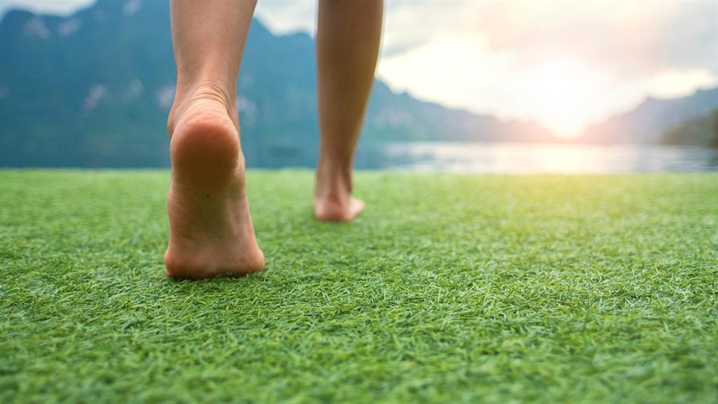 Δείτε γιατί πρέπει να περπατάμε πιο συχνά ξυπόλυτοι