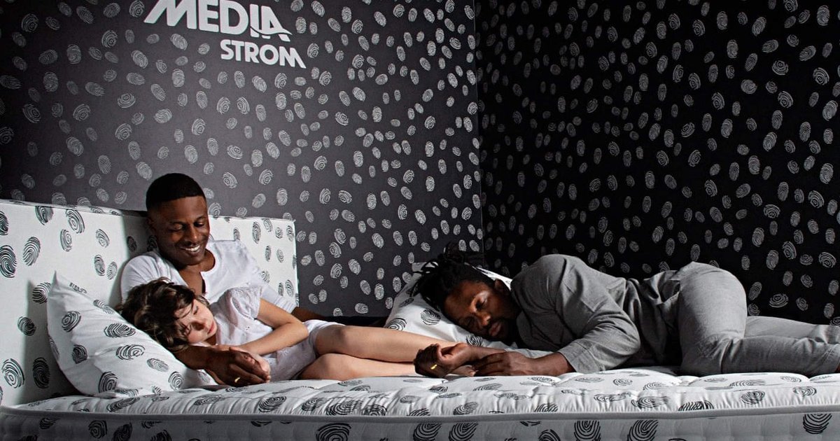 Ημέρα Ομοφυλόφιλων: Διαφήμιση στρώματος με δύο μαύρους και ένα ανήλικο παιδί ανάμεσά τους – Πού πάμε;