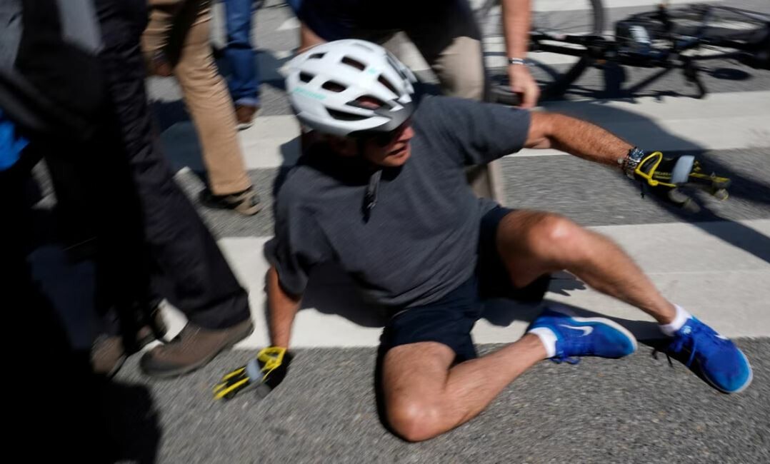 Η ποδηλατάδα έλειπε στον Τζο Μπάιντεν – Έπεσε κάτω «εν στάσει» μπροστά σε κόσμο και δημοσιογράφους!
