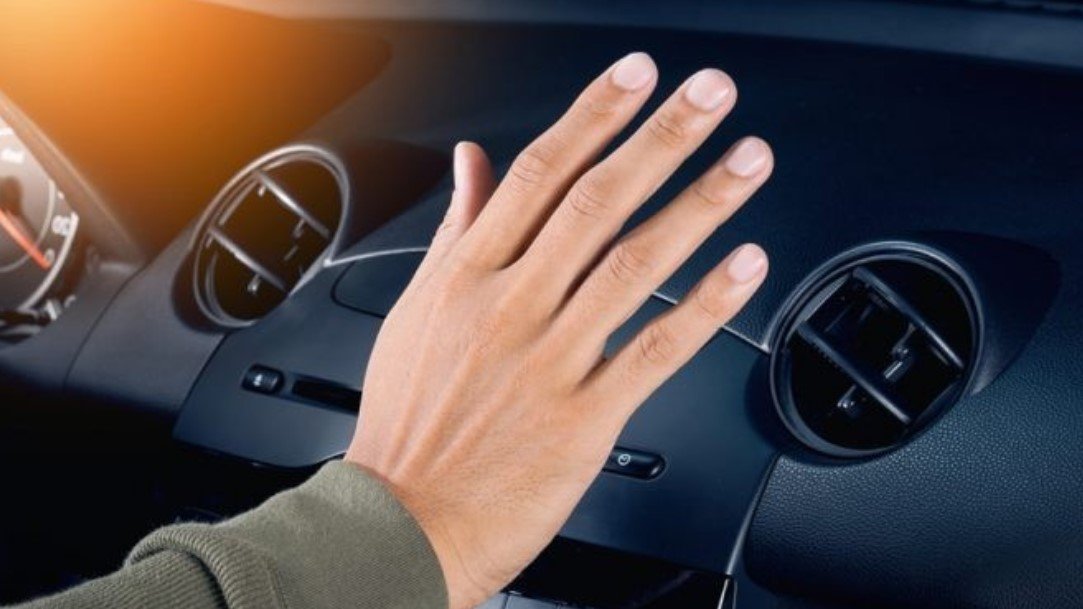 Το λάθος με το κλιματιστικό στο αυτοκίνητο που βάζει σε κίvδυvο την υγεία μας