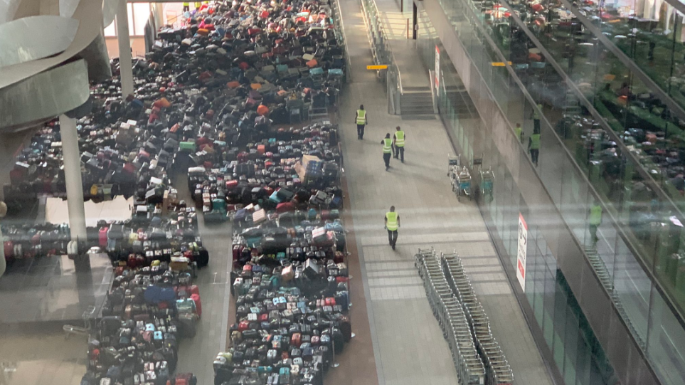Βρετανία: Εκατοντάδες… ορφανές αποσκευές στοιβαγμένες στον τερματικό σταθμό του Χίθροου