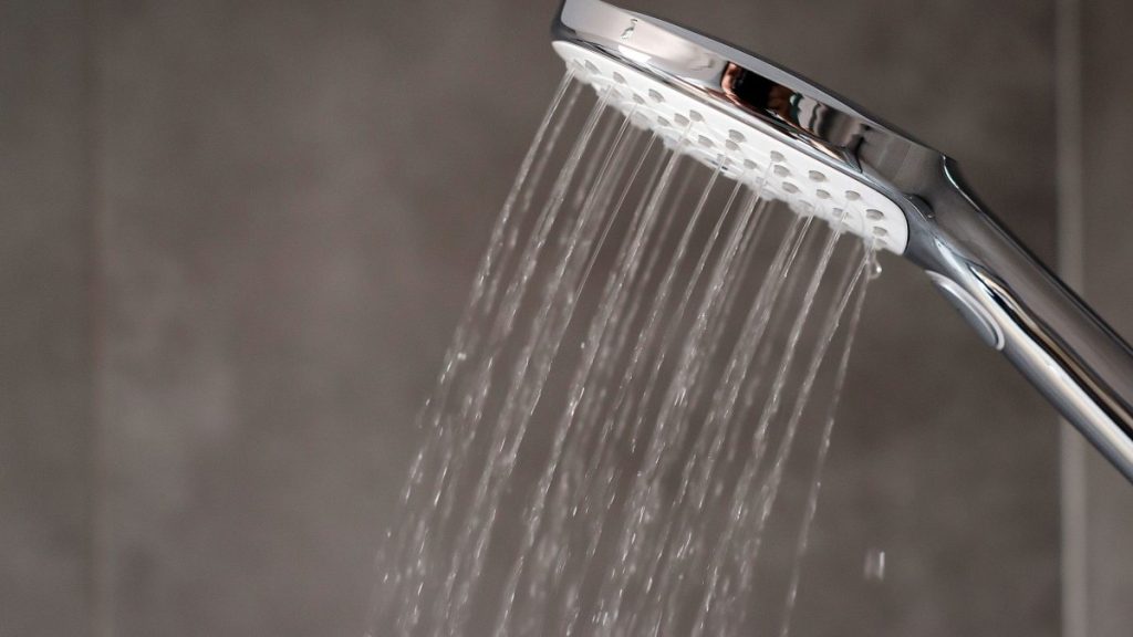 Επιστήμονας συμβουλεύει να μην κάνουμε κρύο ντους όταν κάνει ζέστη