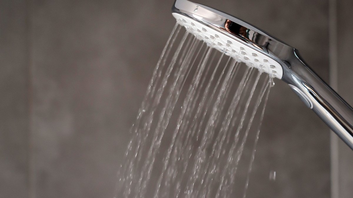 Επιστήμονας συμβουλεύει να μην κάνουμε κρύο ντους όταν κάνει ζέστη