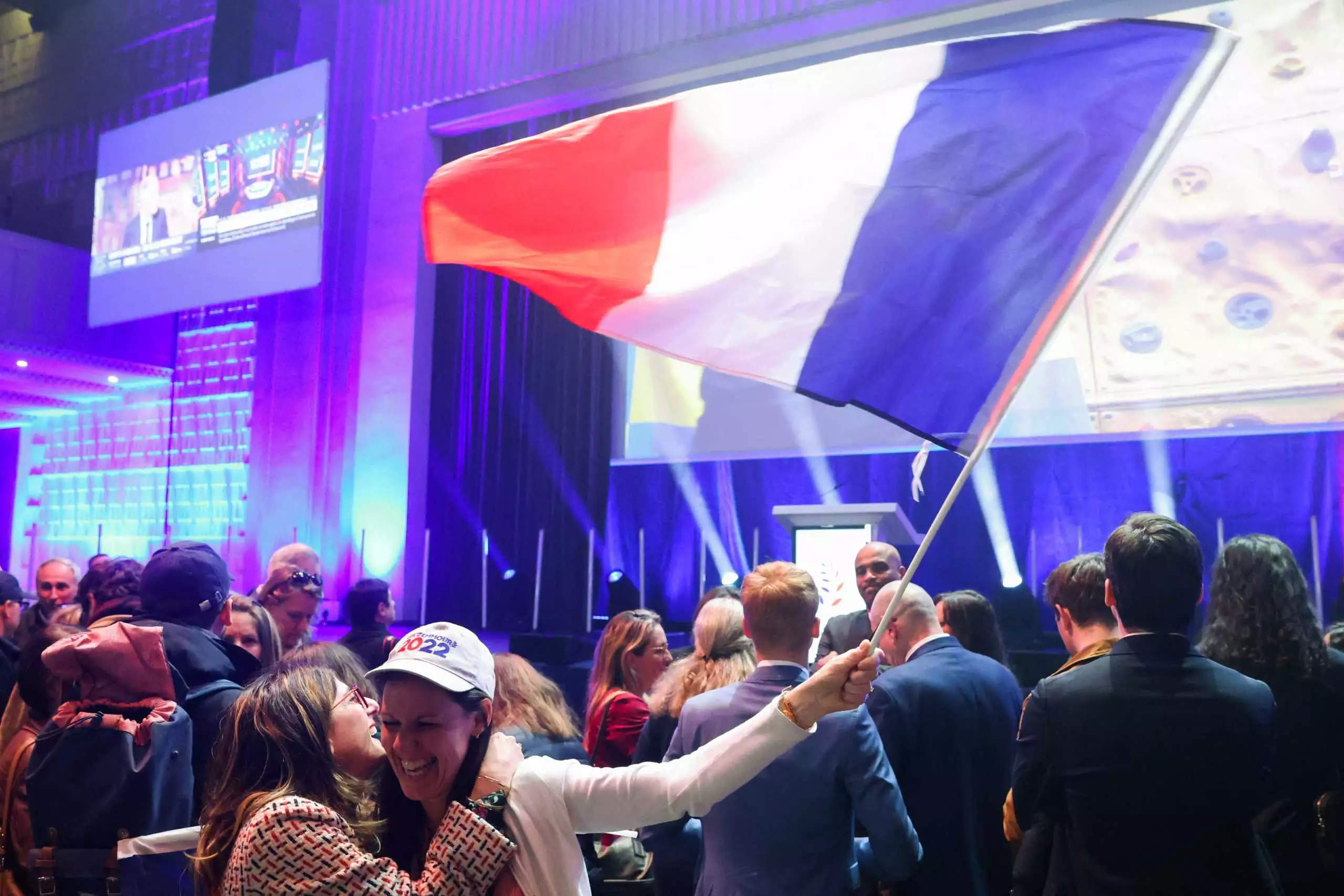 Στις κάλπες για 4η φορά σήμερα οι Γάλλοι – Σε αυτοδυναμία ελπίζει ο Μακρόν – Σε 110 περιφέρειες υποψήφιοι της Λεπέν