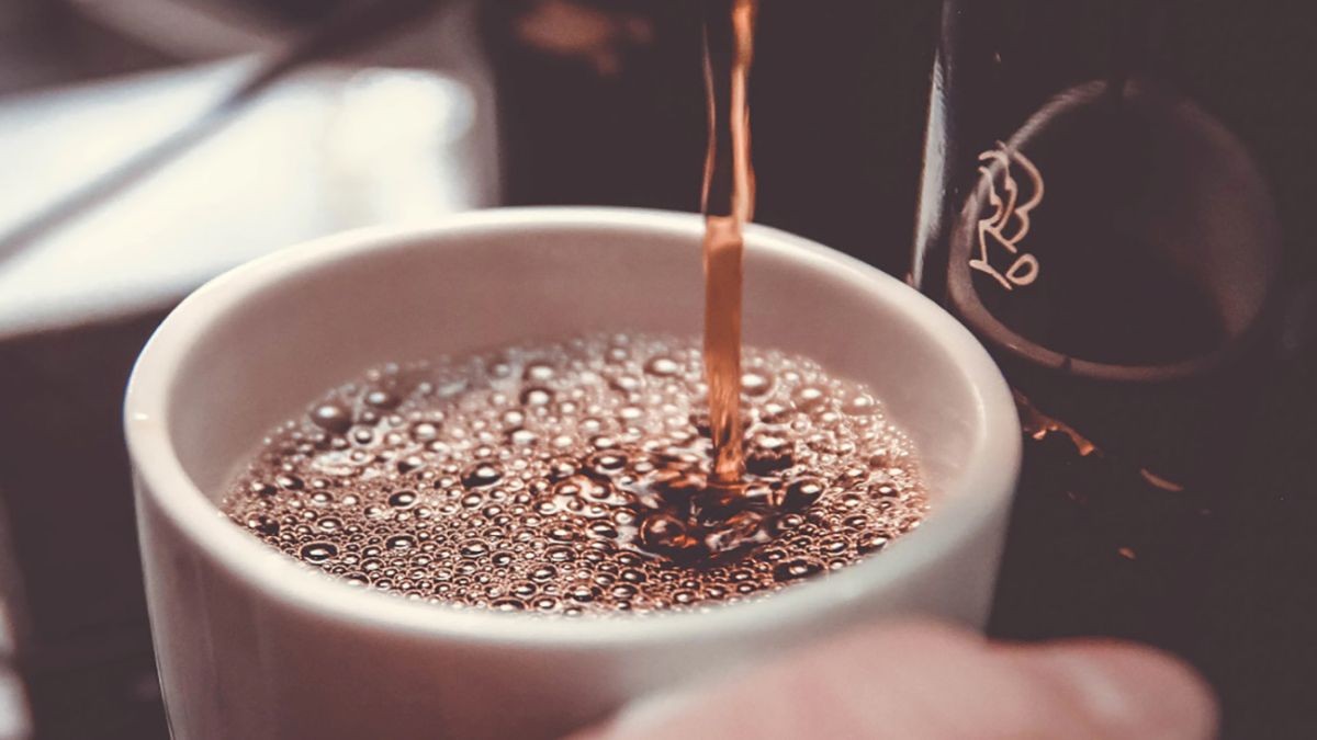 Τρεις σοβαροί λόγοι που δεν πρέπει να βάζετε γάλα στον καφέ