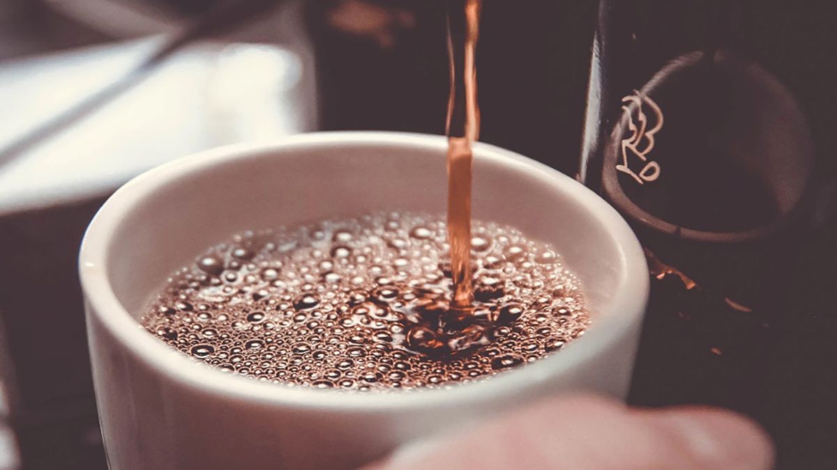 Τρεις σοβαροί λόγοι που δεν πρέπει να βάζετε γάλα στον καφέ