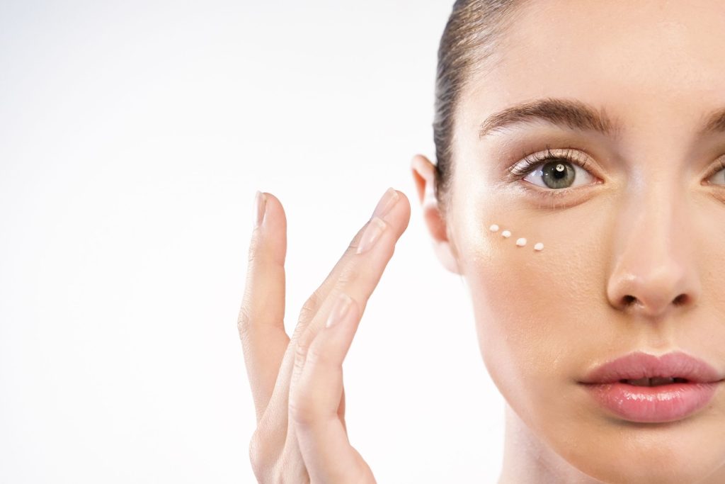 Πέντε πράγματα που πρέπει να γνωρίζετε για την κρέμα ματιών