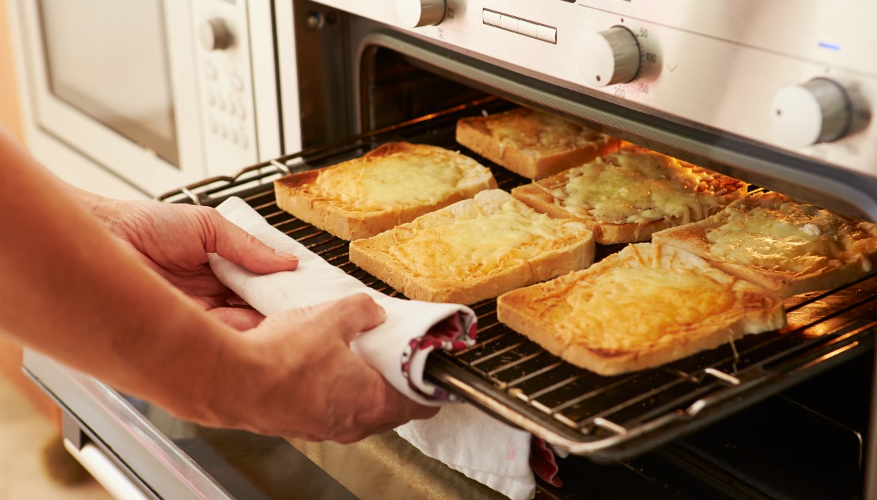 Δείτε πώς θα καθαρίσετε πανεύκολα τη σχάρα του φούρνου σας