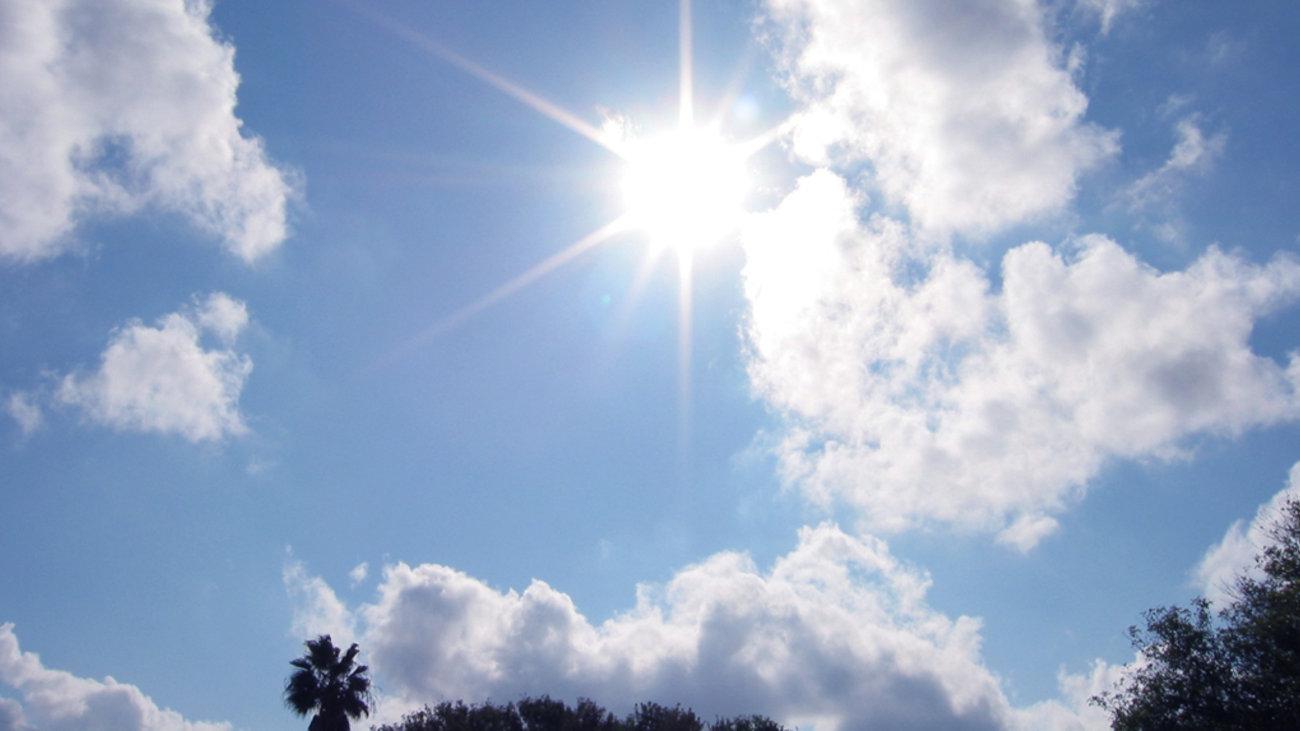 Καιρός: Ήλιος σε Αττική και συννεφιά σε Θεσσαλονίκη – Ανεβαίνει η θερμοκρασία