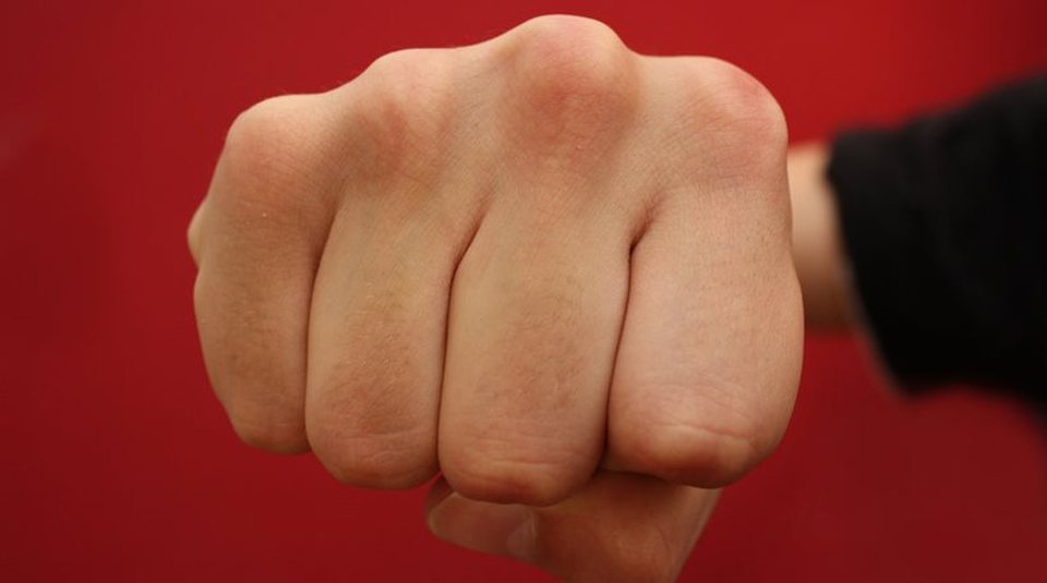 Μύκονος: Απίστευη αγριότητα – Νεαρός έδειρε την μητέρα του σε καφέ στα Ματογιάννια – Της έσπασε τη μύτη!