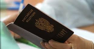 Βίντεο: Χιλιάδες ρωσόφωνοι περιμένουν στην πρώην ουκρανική Μελιτόπολη για να παραλάβουν τα ρωσικά διαβατήριά τους