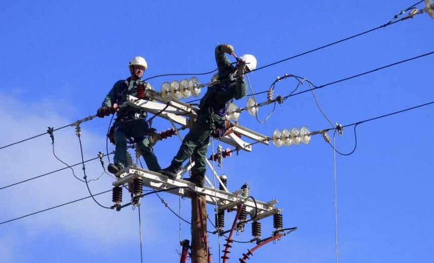 Μεγάλη βλάβη σε γραμμή του ΔΕΔΔΗΕ άφησε χωρίς ρεύμα τα νότια προάστια