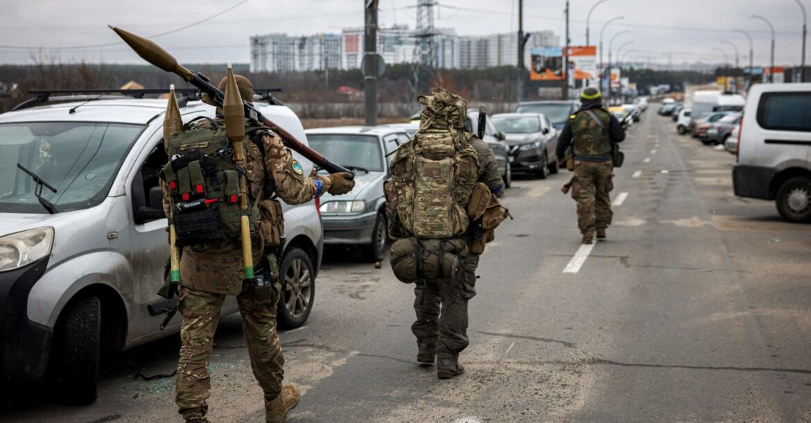 Βίντεο: Ουκρανοί στρατιώτες τρέχουν να διαφύγουν από τους Ρώσους στο Σεβεροντονέτσκ και πέφτουν από την γέφυρα!