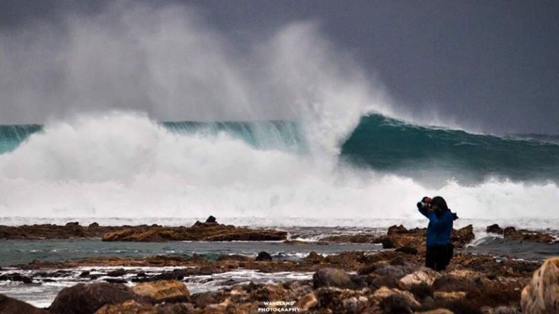 Κρήτη: Γερμανός σέρφερ παρασύρθηκε από τα κύματα και σώθηκε από τους ναυαγοσώστες