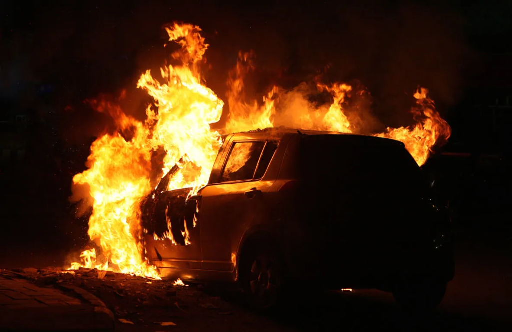 Αυτοκίνητο έπιασε φωτιά στη Λεωφόρο Αλεξάνδρας